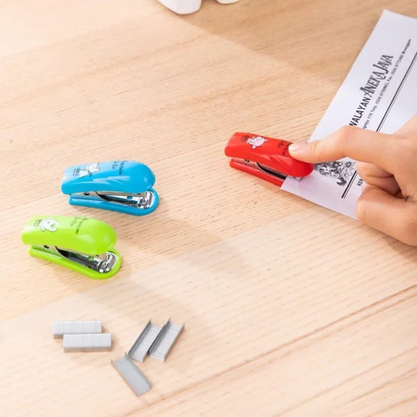 sg-11134201-7qvct-lgvz4qb9t1hn88.webp DELI MINI STAPLER